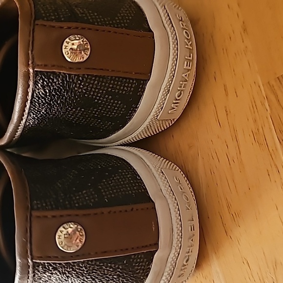 MICHAEL KORS LACE UP SNEAKERS - Picture 2 of 4